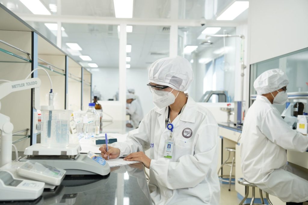 Imexpharm nằm trong Top 3 Công ty Dược phẩm uy tín hàng đầu Việt Nam năm 2024 2 Nhân viên làm việc tại phòng Lab thuộc nhà máy công nghệ cao IMP4. Ảnh: Imexpharm