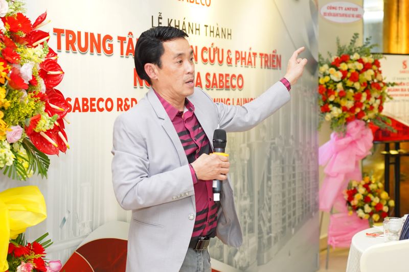 SABECO ra mắt trung tâm nghiên cứu, mở ra kỷ nguyên mới cho bia Việt 2 Ông Lâm Du An - Phó Tổng Giám đốc SABECO phụ trách Kỹ thuật và Sản xuất chia sẻ trong buổi khánh thành. Ảnh: Báo Lao Động