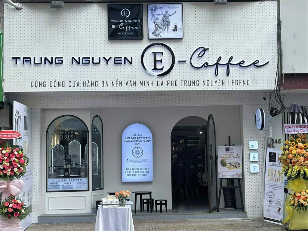 Trung Nguyên E-Coffee: Giải pháp kinh doanh cà phê tối ưu 1 Ra mắt vào năm 2019, Trung Nguyên E-Coffee được định vị là chuỗi cửa hàng bán lẻ “thế giới cà phê”, mang đến giải pháp kinh doanh tối ưu cho đa dạng phân khúc khách hàng