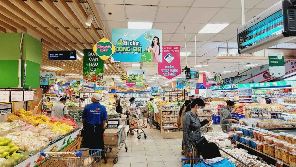 Kích cầu tiêu dùng: Bộ Tài chính đề xuất tiếp tục giảm VAT 2% 2 Việc tiếp tục giảm VAT được kỳ vọng sẽ duy trì đà tăng trưởng, thúc đẩy tiêu dùng nội địa, hỗ trợ doanh nghiệp vượt qua khó khăn