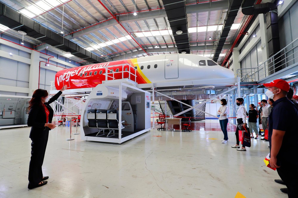 Chính sách thu hút nhân tài: Bí quyết thành công của Vietjet 2 Vietjet thường xuyên tổ chức các chương trình đào tạo định kỳ, cung cấp các khóa học nâng cao kỹ năng chuyên môn và quản lý cho nhân viên