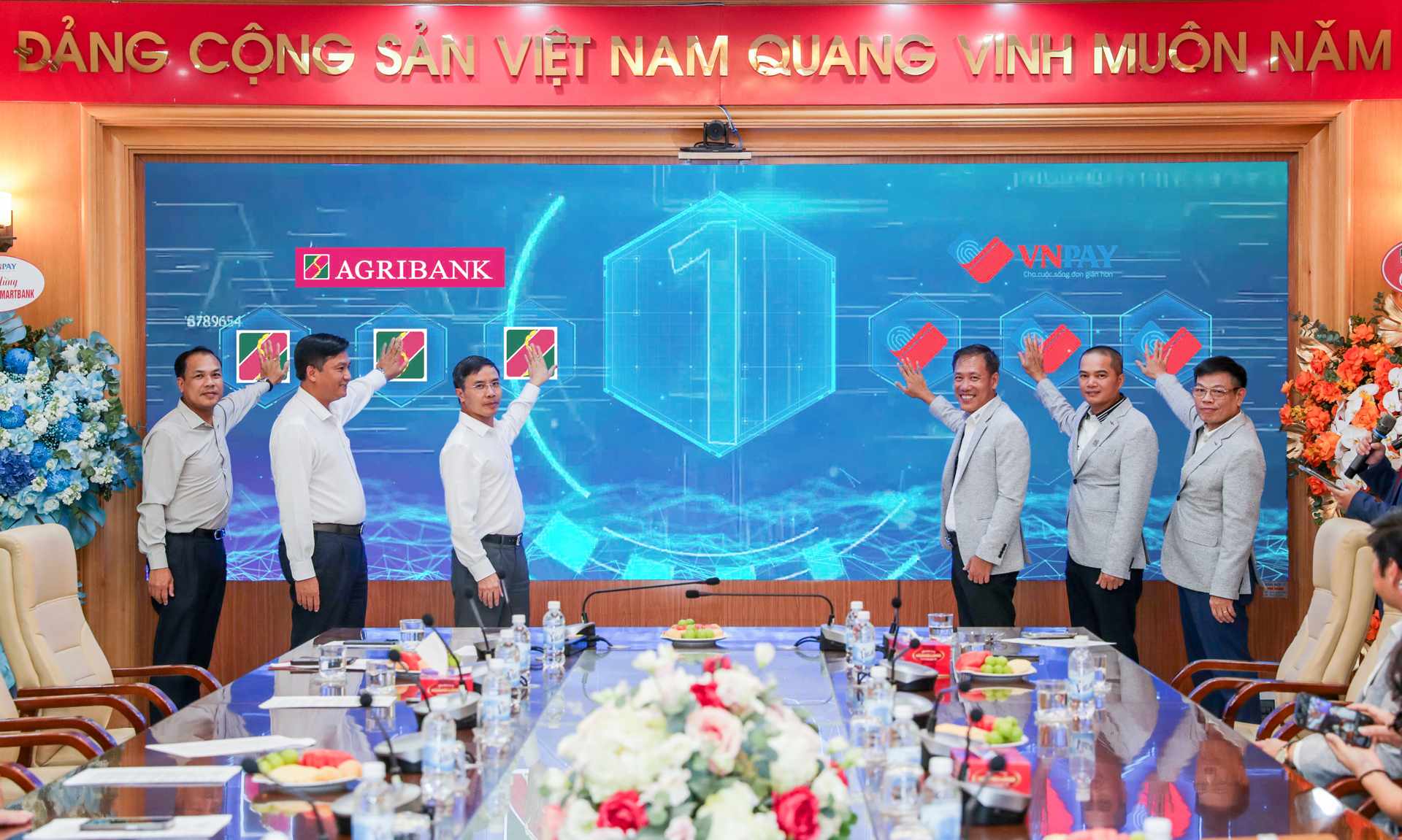 Giới thiệu giải pháp Open Smartbank của Agribank 1 dai-dien-lanh-dao-Agribank-bam-nut