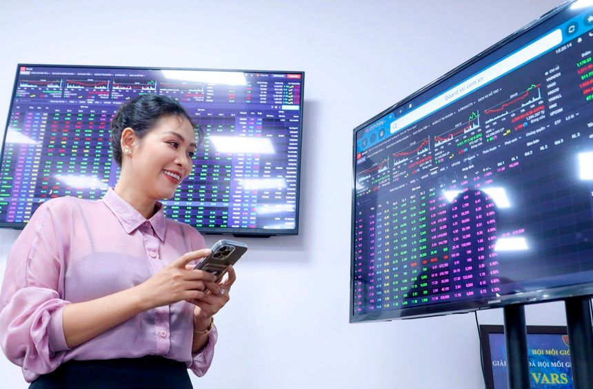 Thị Trường 4-8/11/2024: Tâm Lý Chờ Đợi Và Áp Lực Tỷ Giá 1 Nỗ lực tỷ giá