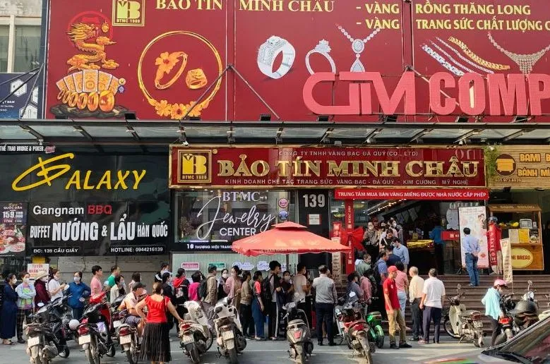 Giá vàng nhảy múa: Người dân hoang mang, tiệm vàng "thả câu" 1 giá vàng biến động mạnh