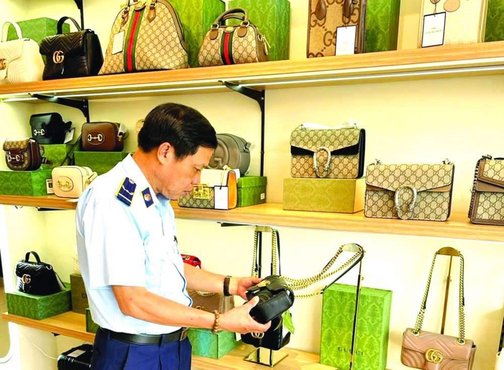 Quản lý chặt chẽ hàng hóa dịp cuối năm 1 UBND TP. Đà Nẵng chỉ đạo các cơ quan chức năng phối hợp chặt chẽ trong đấu tranh chống buôn lậu, hàng hóa giả và gian lận thương mại.