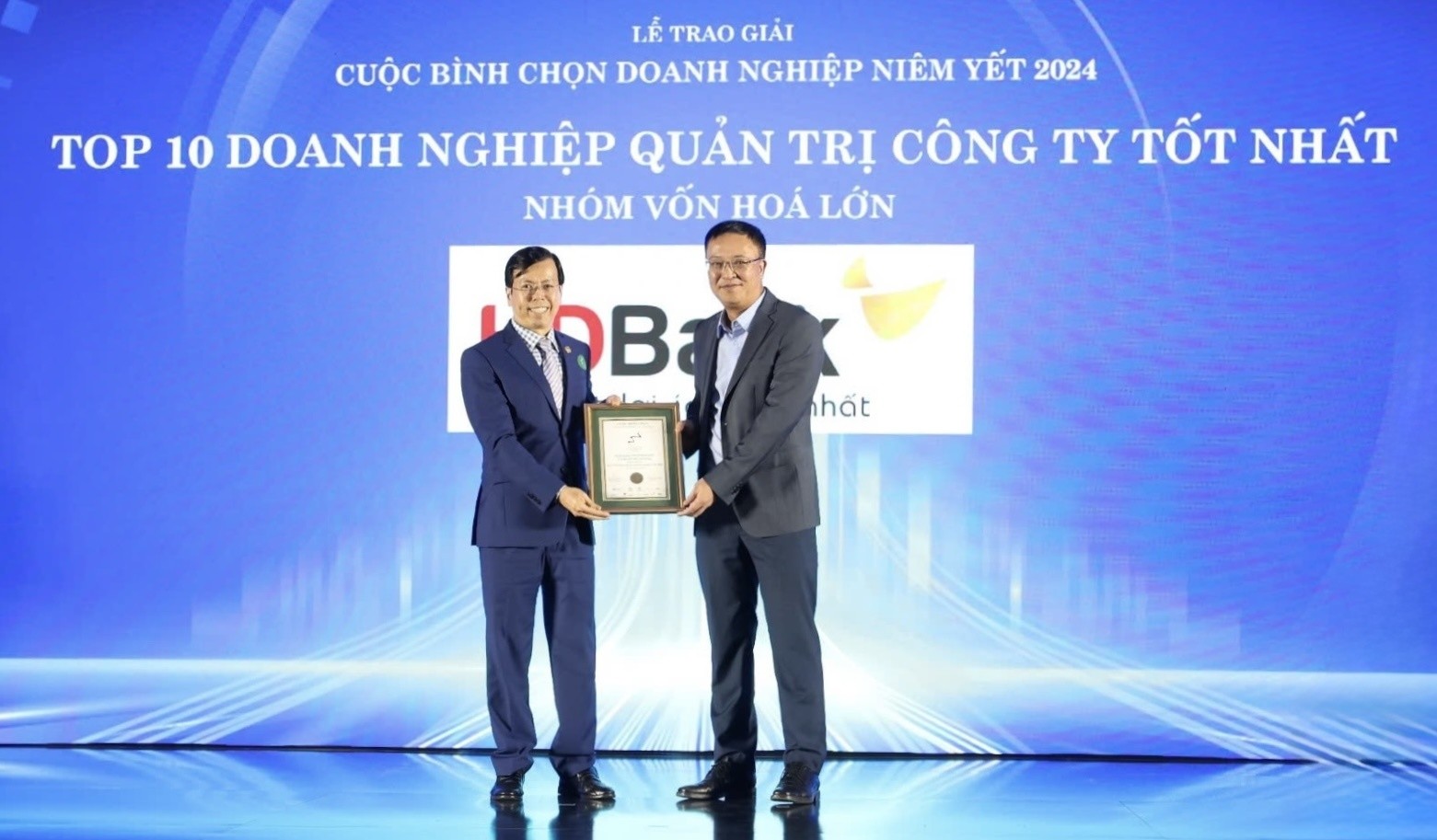 HDBank đạt ba giải thưởng danh giá tại cuộc bình chọn Doanh nghiệp niêm yết 2024 1 Phó Chủ tịch Ủy ban Chứng khoán Nhà nước trao tặng giải thưởng cho HDBank