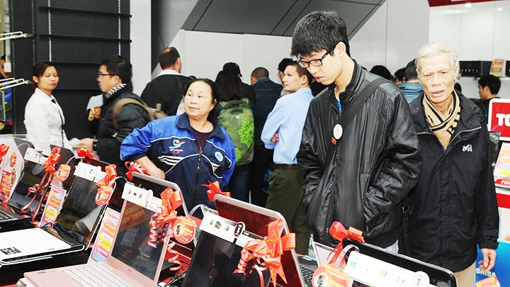 Chiến lược kích cầu tiêu dùng cuối năm: Giải pháp để tăng trưởng kinh tế 2 người tiêu dùng đi mua sắm cuối năm