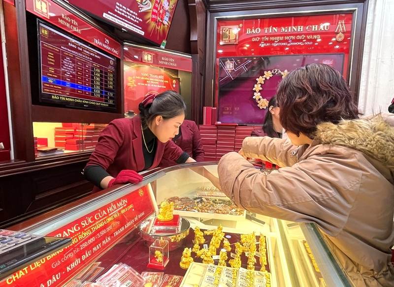 Giá vàng lao dốc, nhà đầu tư nên mua vào hay chờ đợi?