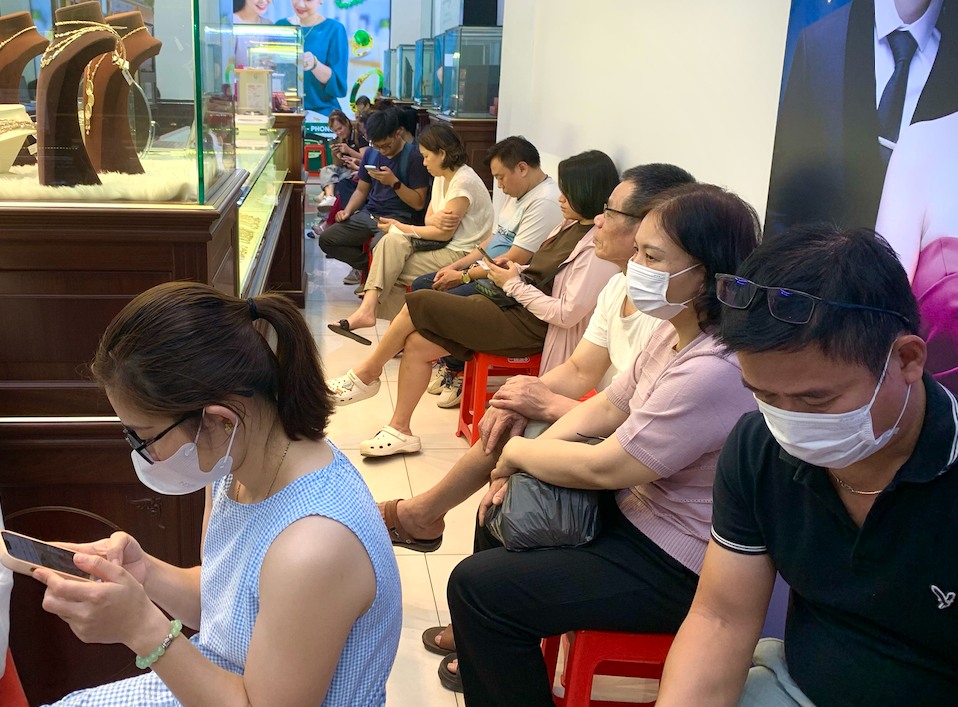 Giá vàng tăng vọt 5 ngày liên tiếp, nhà đầu tư "lỡ sóng" tiếc hùi hụi 3 giá vàng tăng