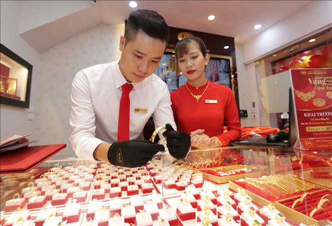 Thành lập sàn giao dịch vàng cần xem xét toàn diện tác động 1 Vàng và trang sức được bán tại Công ty vàng Bảo Tín Mạnh Hải