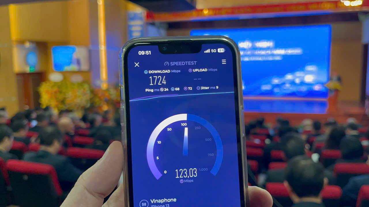 VinaPhone 5G: Tiên phong siêu tốc độ, phủ sóng 63 tỉnh thành trên cả nước 1 VinaPhone 5G
