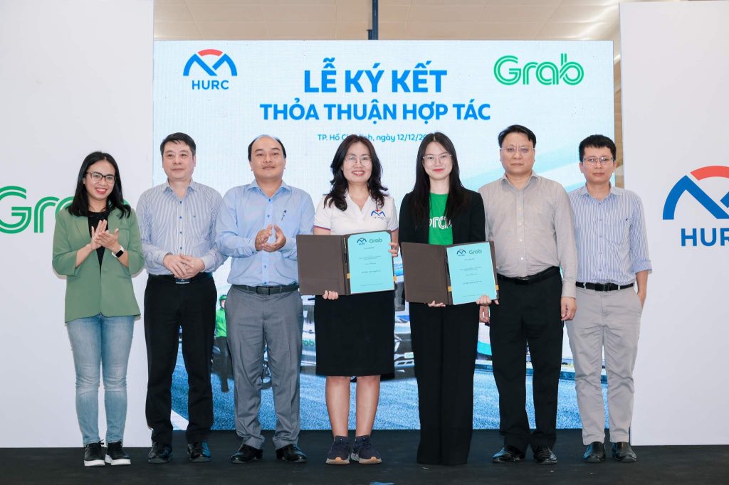 Metro tuyến số 1 + Grab = Công thức hoàn hảo cho giao thông thông minh 2 Buổi lễ ký kết thỏa thuận hợp tác giữa HURC và Grab Việt Nam. Ảnh: Grab Việt Nam
