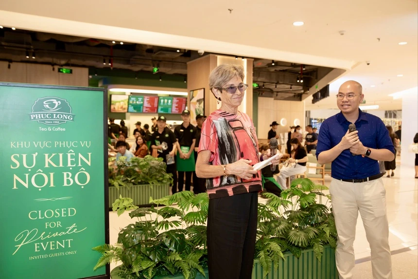 Bắt tay với cựu Tổng giám đốc Starbuck, Phúc Long mở ra chương mới đầy triển vọng 3 Bà Patricia Marques - cựu Tổng giám đốc Starbucks và tân CEO Phúc Long. Ảnh: CafeF
