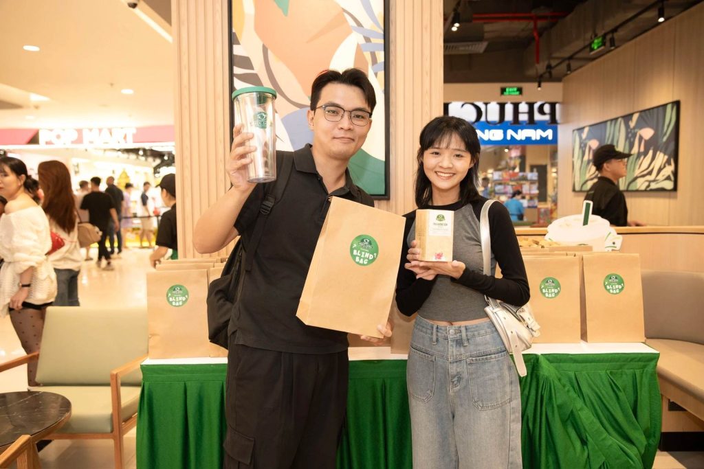 Bắt tay với cựu Tổng giám đốc Starbuck, Phúc Long mở ra chương mới đầy triển vọng 2 Các bạn trẻ check-in tại sự kiện VIP đặc quyền của Phúc Long. Ảnh: Znews