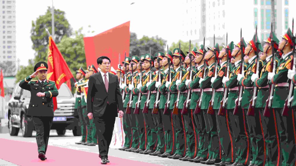 Viện Hàng không Vũ trụ Viettel được phong tặng Anh hùng lực lượng vũ trang nhân dân 2 Chủ tịch nước Lương Cường tại buổi lễ trao tặng danh hiệu. Ảnh: Viettel
