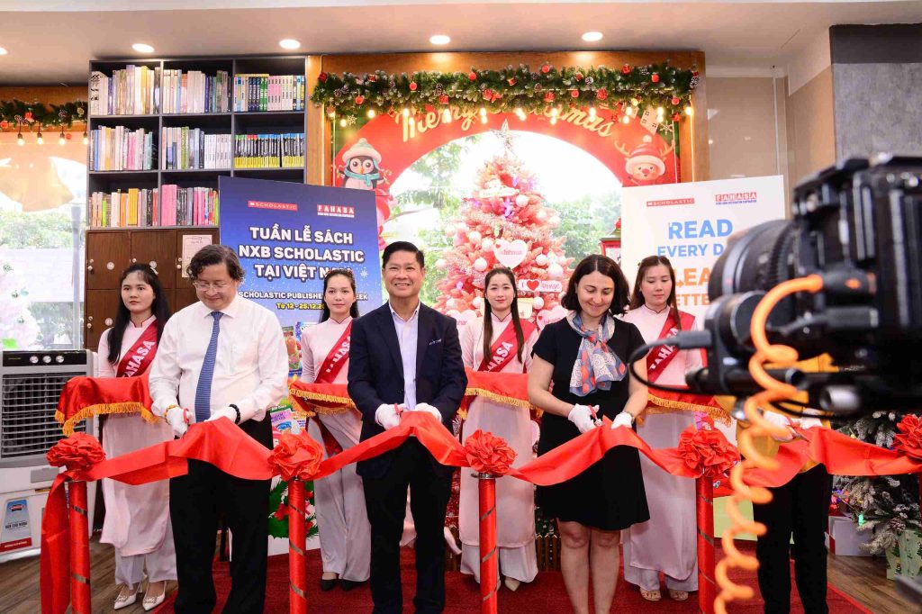 Fahasa chính thức khai mạc Tuần lễ sách Scholastic tại Fahasa Nguyễn Huệ 1 Công ty Cổ phần Phát hành sách Thành phố Hồ Chí Minh tại buổi lễ cắt băng khai mạc Tuần lễ sách Scholastic. Ảnh: Fahasa