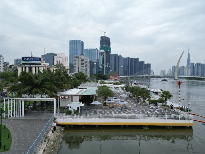 Katinat dẫn đầu, Starbucks, Highlands bám đuổi sát nút trong cuộc đua “view triệu đô” 2 Cửa hàng Katinat với chiếc “view triệu đô” ở bến Bạch Đằng. Ảnh: VTCNews