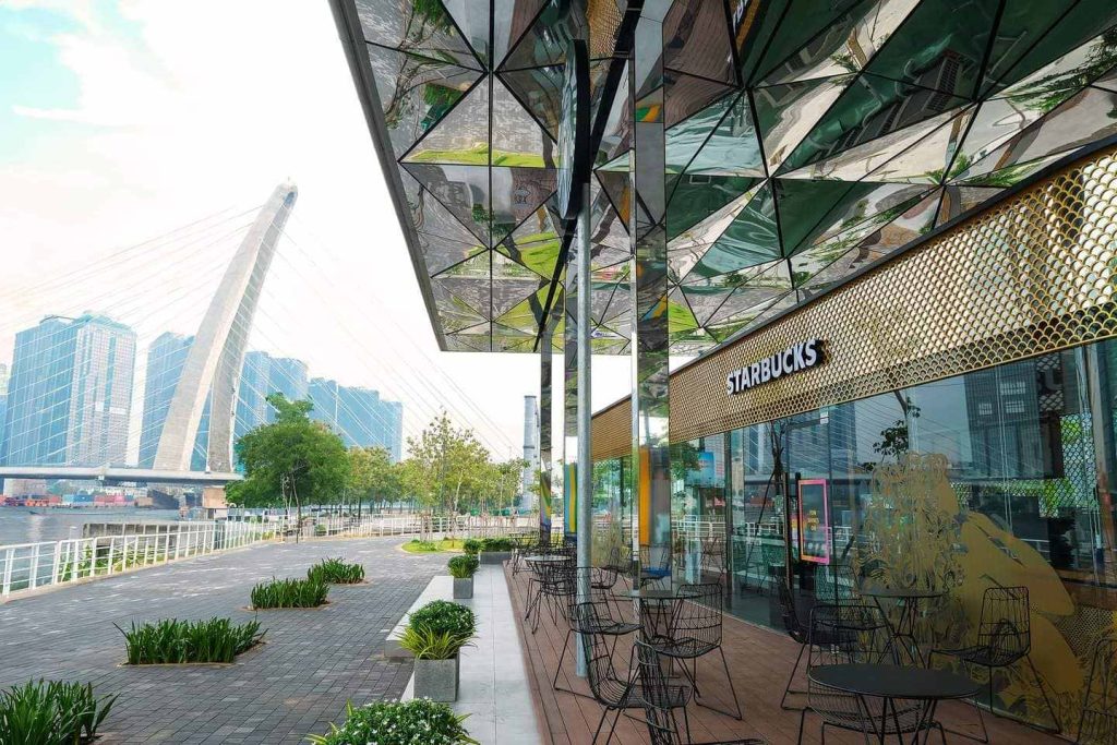 Katinat dẫn đầu, Starbucks, Highlands bám đuổi sát nút trong cuộc đua “view triệu đô” 3 Cửa hàng Starbucks ở bến Bạch Đằng với view nhìn trực diện ra bờ sông. Ảnh: Starbucks