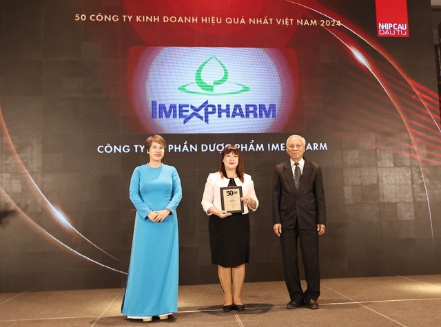 Imexpharm vững vàng trong Top 50 Công ty Kinh doanh Hiệu quả nhất 2024 2 Đại diện của Imexpharm tại buổi lễ nhận chứng nhận Top 50 công ty kinh doanh hiệu quả nhất. Ảnh: Báo sức khỏe và đời sống