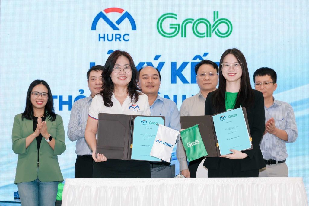 Metro tuyến số 1 + Grab = Công thức hoàn hảo cho giao thông thông minh 3 Đại diện của hai bên HURC và Grab Việt Nam tại buổi lễ ký kết. Ảnh: Grab Việt Nam