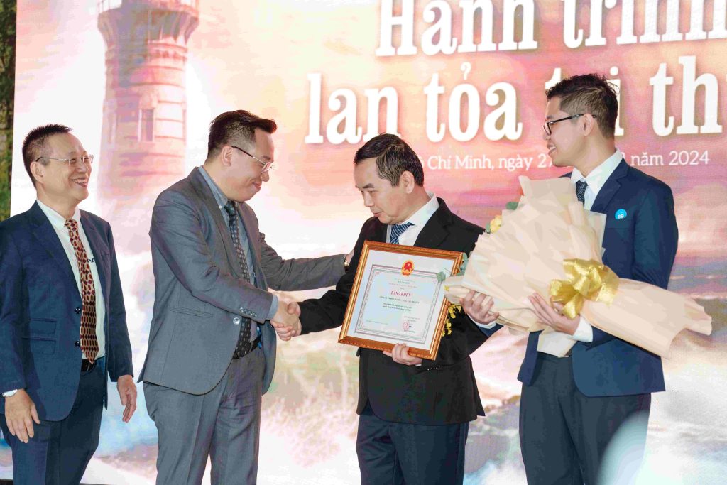 Hành trình 30 năm First News gieo "Hạt giống tâm hồn" cho triệu người Việt 1 First News được bộ TT - TT trao tặng bằng khen, ghi nhận 3 thập kỷ cống hiến xuất sắc. Ảnh: First News