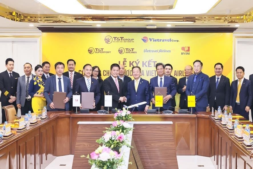 Vietravel Airlines Và Cú "Lội Ngược Dòng" Ngoạn Mục Nhờ Sự Hậu Thuẫn Của T&T Group 3 Hình ảnh đại diện hai bên tại buổi ký kết hợp tác. Ảnh: CafeF