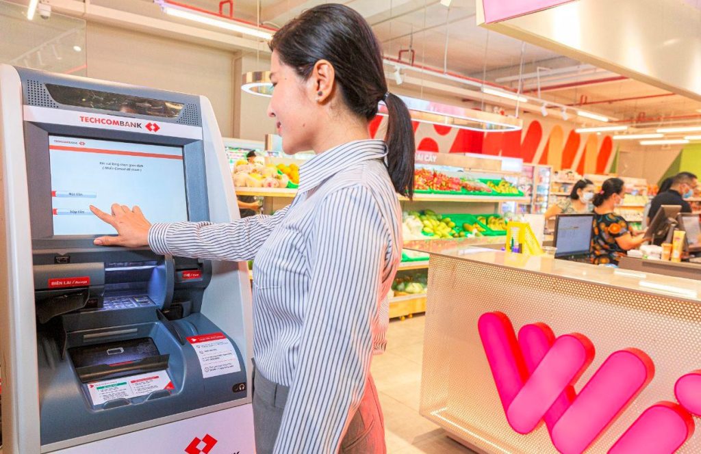 VPBank phủ 3.000 điểm giao dịch, Techcombank mở 2.000 tài khoản/ngày nhờ hợp tác bán lẻ 4 Ngân hàng Techcombank cũng đã hợp tác với Tập đoàn Masan Group triển khai mô hình tương tự như VPBank và Thế Giới Di Động. Ảnh: CafeF