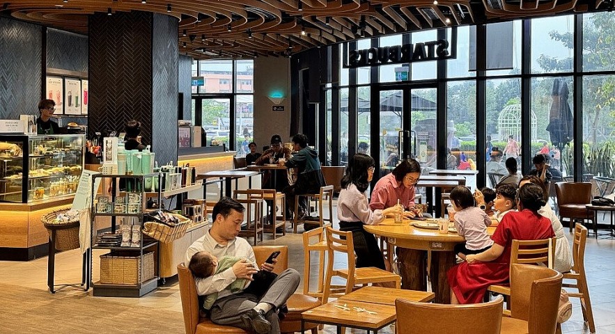 Bật mí bí quyết sống còn trong ngành F&B: Bài học kinh nghiệm từ iPOS.vn 1 Ngành F&B Việt Nam đang trải qua giai đoạn biến động mạnh mẽ với 30.000 cửa hàng đã phải đóng cửa. Ảnh: Thời báo tài chính