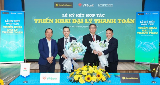 VPBank phủ 3.000 điểm giao dịch, Techcombank mở 2.000 tài khoản/ngày nhờ hợp tác bán lẻ 3 Ông Phùng Duy Khương - Giám đốc khối KHCN VPBank (vị trí thứ 2 từ trái sang) tại buổi lễ ký kết. Ảnh: CafeF