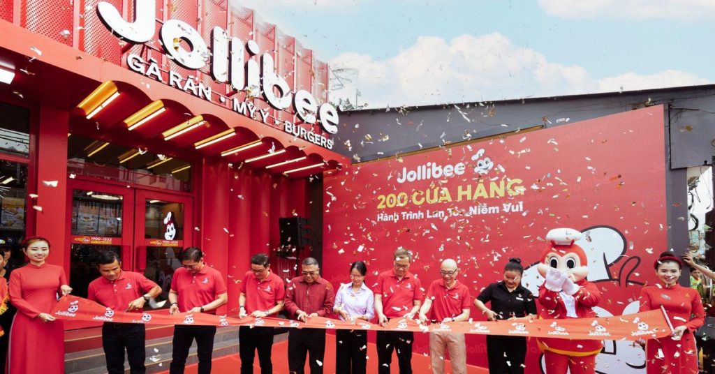 Sự kiện khai trương cửa hàng thứ 200 được Jollibee Việt Nam tổ chức hoành tráng. Ảnh: Báo Tuổi Trẻ