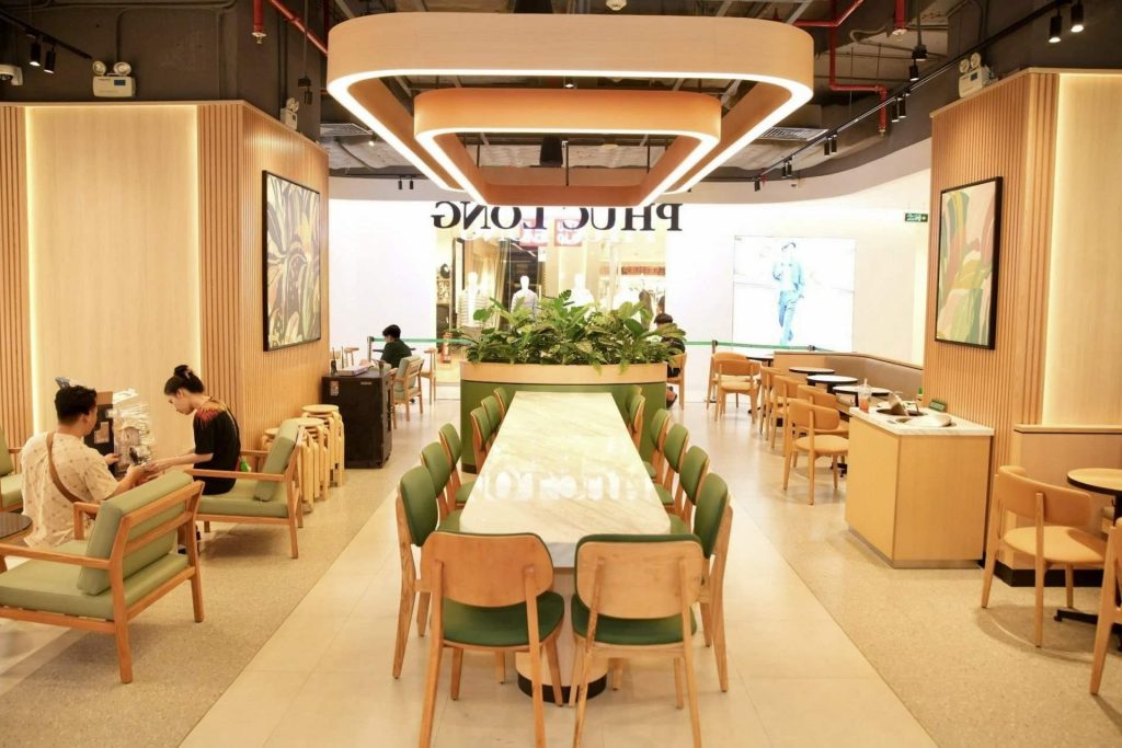 Bắt tay với cựu Tổng giám đốc Starbuck, Phúc Long mở ra chương mới đầy triển vọng 4 Thiết kế không gian mới theo bảng màu xanh pastel "Reseda Green" và màu kem "Beauty and the Beach" ở Phúc Long Saigon Centre. Ảnh: CafeF