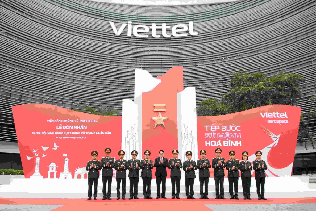 Viện Hàng không Vũ trụ Viettel được phong tặng Anh hùng lực lượng vũ trang nhân dân 1 Viện Hàng không Vũ trụ Viettel được Chủ tịch nước Lương Cường trao tặng danh hiệu Anh hùng lực lượng vũ trang nhân dân. Ảnh: Viettel Family