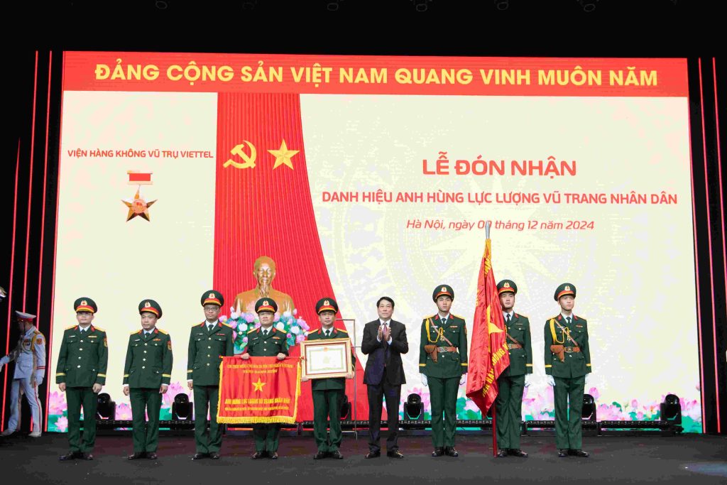 Viện Hàng không Vũ trụ Viettel được phong tặng Anh hùng lực lượng vũ trang nhân dân 3 Viện Hàng không Vũ trụ Viettel tại buổi lễ nhận danh hiệu. Ảnh: Viettel