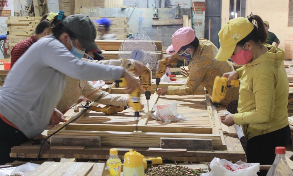 Hội nhập quốc tế, đòn bẩy phát triển cho doanh nghiệp nhỏ và vừa 2 Các doanh nghiệp nhỏ và vừa đang phải đối mặt với nhiều khó khăn. Ảnh: Thời báo Ngân hàng