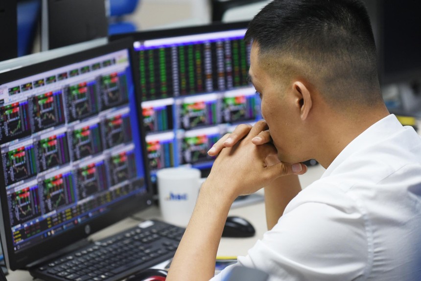 Sắc đỏ lấn át thị trường chứng khoán lui về ngưỡng 1,240 điểm 1 VN-Index giảm điểm nhiều nhưng thanh khoản tăng