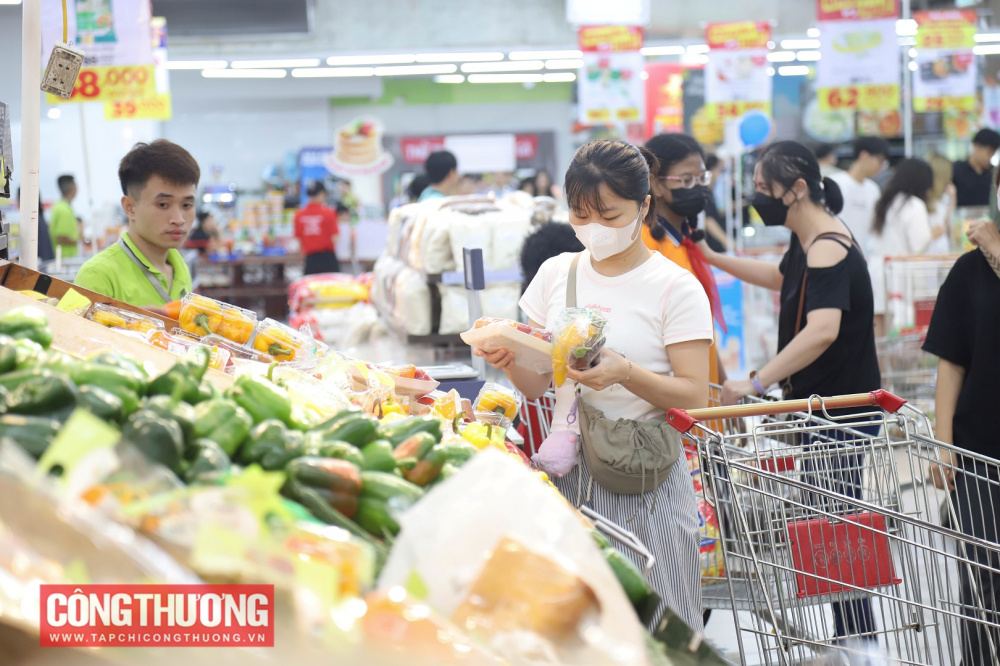 Tăng mạnh lượng hàng hóa chuẩn bị đón Tết Nguyên đán 2025 2 mua sắm cuối năm và tết nguyên đán