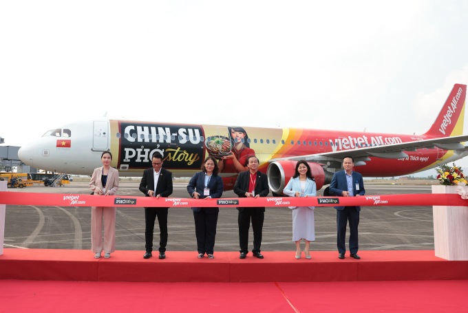 Vietjet bắt tay Masan Consumer: "Cất cánh" cùng hương vị Phở Việt 4 Đại diện của Masan Consumer và Vietjet cùng cắt băng khánh thành tàu bay A321. Ảnh: Vnexpress