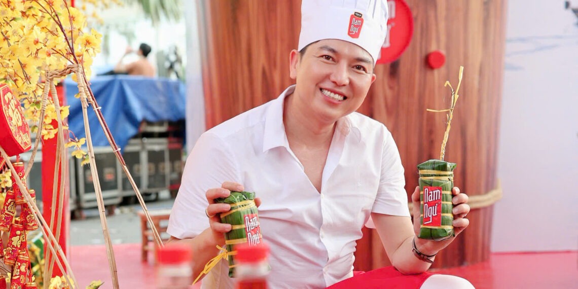 BTV Tuấn Duy trải nghiệm gói bánh tét cùng người dân