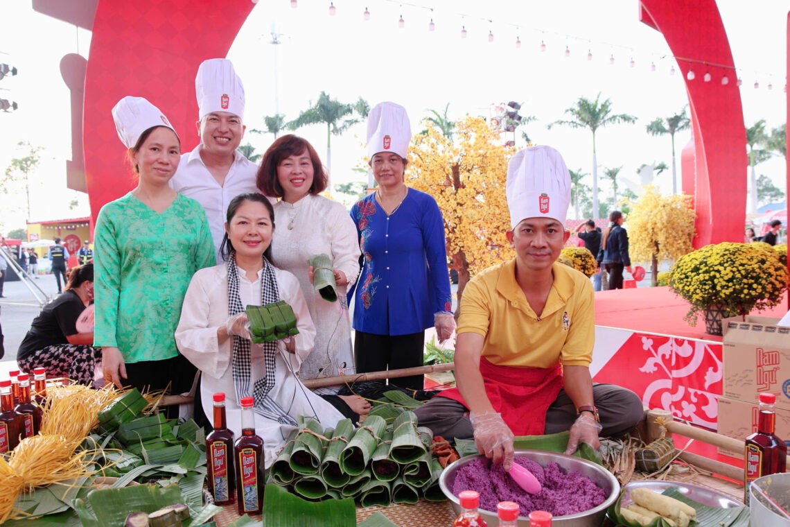 BTV Tuấn Duy trải nghiệm gói bánh tét cùng người dân 4 BTV TUẤN DUY TẠI TẾT TÂY ĐÔ 2025