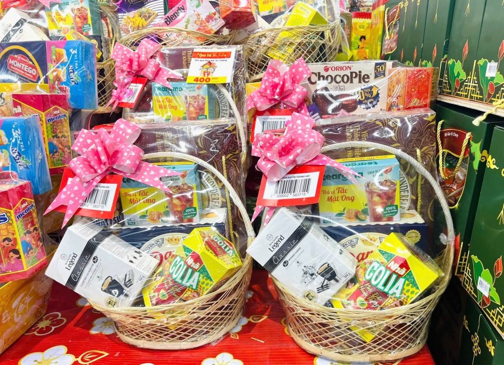Giỏ quà tết thương hiệu Việt ngày càng được ưa chuộng 2 Các sản phẩm quà Tết có mức giá bình dân được trang trí đẹp mắt - 60s hôm nay