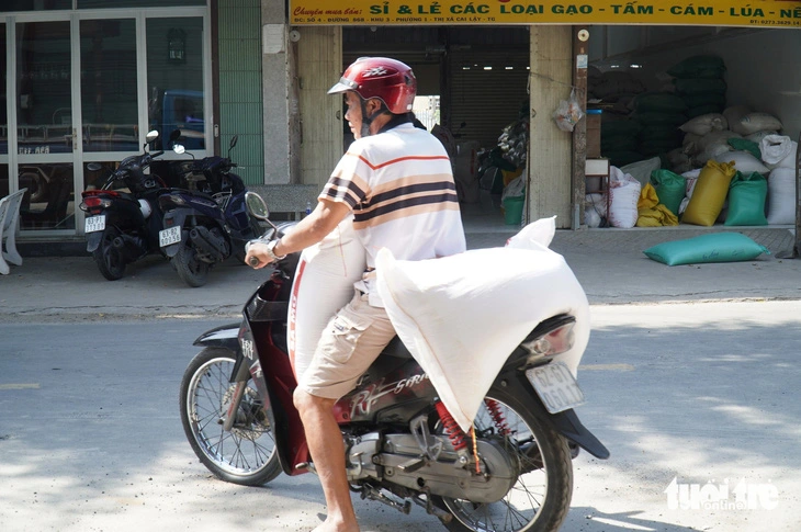 10 tấn gạo được bán sạch trong vòng 1 tiếng, nguyên nhân do đâu? 2 base64 17371765131861320604288