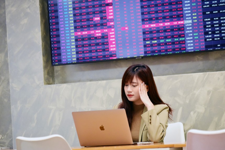 Thị trường chứng khoán 8/1 chịu áp lực điều chỉnh mạnh 1 Thị trường chứng khoán 8/1 quay đầu giảm điểm