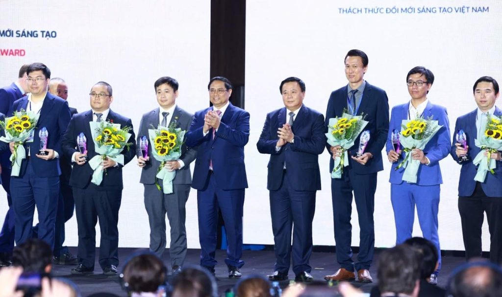 Chiến lược "Săn Cá Voi" của FPT với trí tuệ nhân tạo (AI) 3 fpt nhận giải thưởng vinh danh.