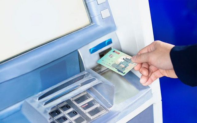 Giao dịch ATM giảm mạnh, thanh toán không tiền mặt lên ngôi 2 giao dịch ATM