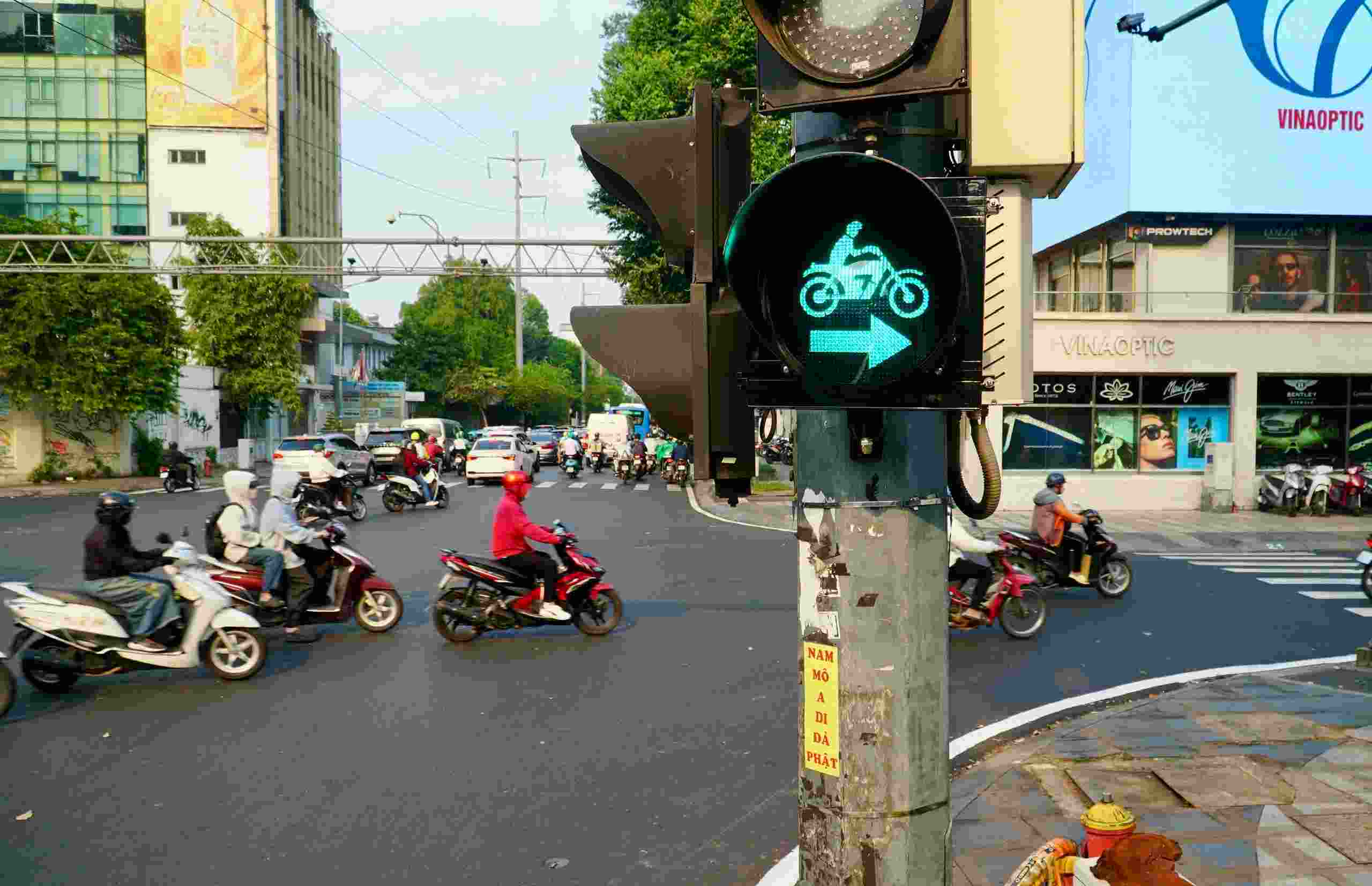 TP.HCM Giảm Ùn Tắc Giao Thông Cận Tết: Lắp Đèn Tín Hiệu - 60s Hôm Nay