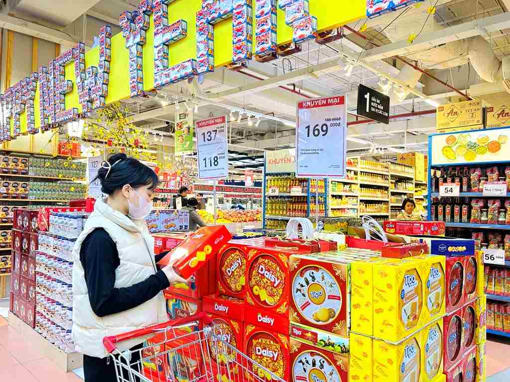 Đa dạng sản phẩm vay tiêu dùng dịp Tết giúp người dân chi tiêu linh hoạt 2 Các ngân hàng và tổ chức tín dụng hiện nay đang triển khai nhiều gói vay tín chấp cho khách hàng có nhu cầu chi tiêu vào dịp Tết