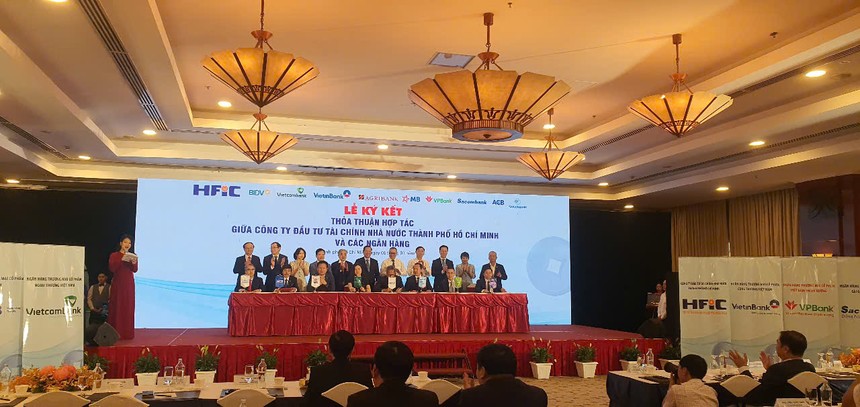 HFIC bắt tay 9 ngân hàng thúc đẩy nguồn vốn phát triển TP.HCM năm 2025 1 lễ ký kết HFIC