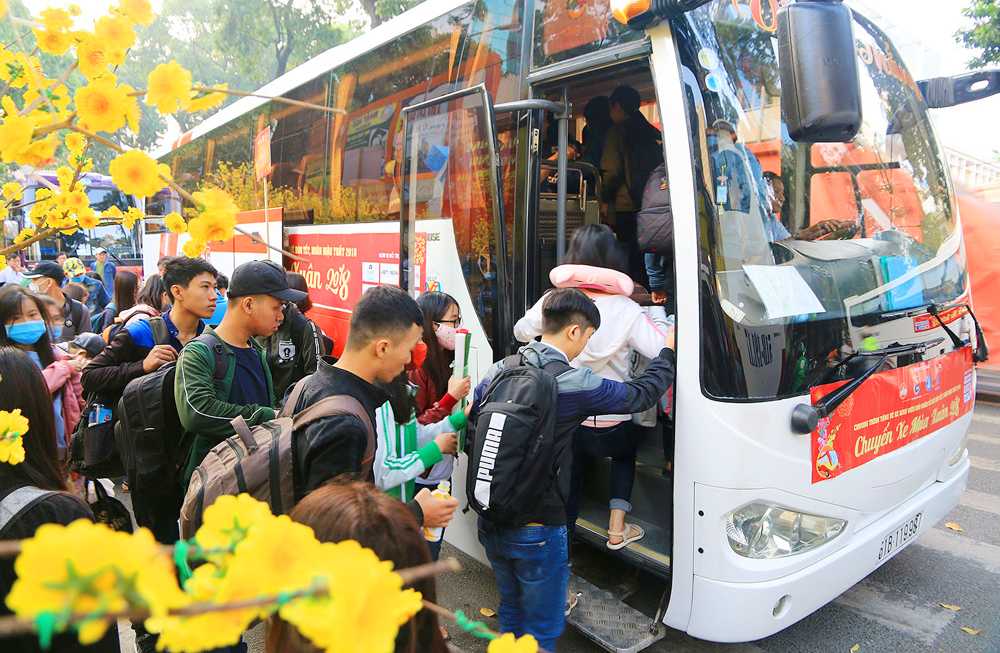 Chuyến xe Tết yêu thương cho sinh viên khó khăn 2 vé xe Tết cho sinh viên