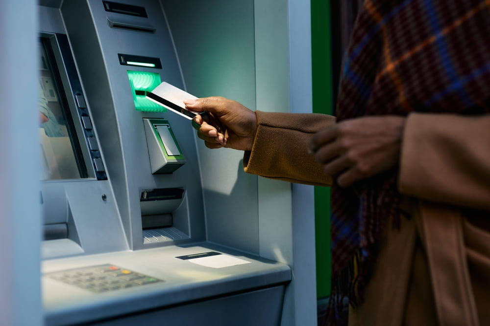 Giao dịch qua ATM giảm, thanh toán online lên ngôi.