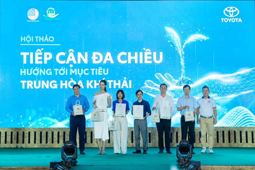 Toyota khép lại năm 2024 với 984.395 xe, mục tiêu 1.000.000 xe năm 2025 2 toyota viet nam 2024